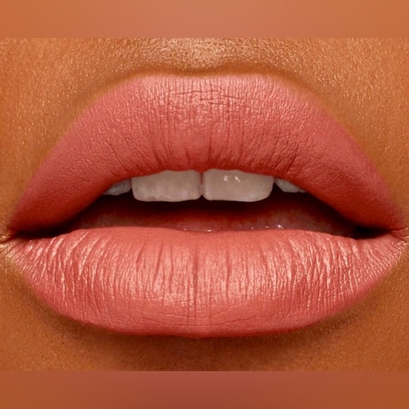 Mac VELVET TEDDY Silky matte lipstick with 12-hour wear & full. - Picture 4 of 6